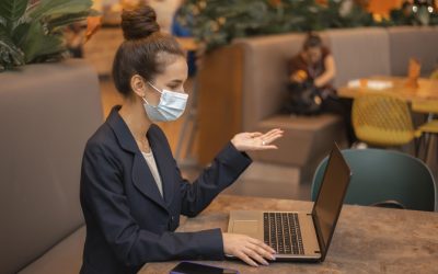 side-view-businesswoman-with-medical-mask-working-her-laptop (1)